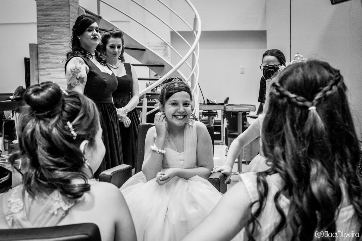 filha da noiva se olhando no espelho