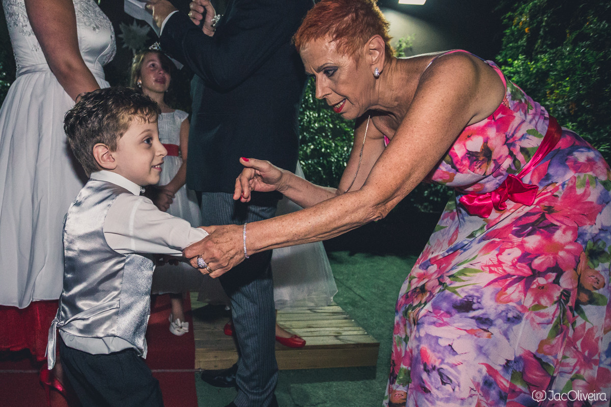 fotografo casamento porto alegre menino fazendo bagunça no casamento