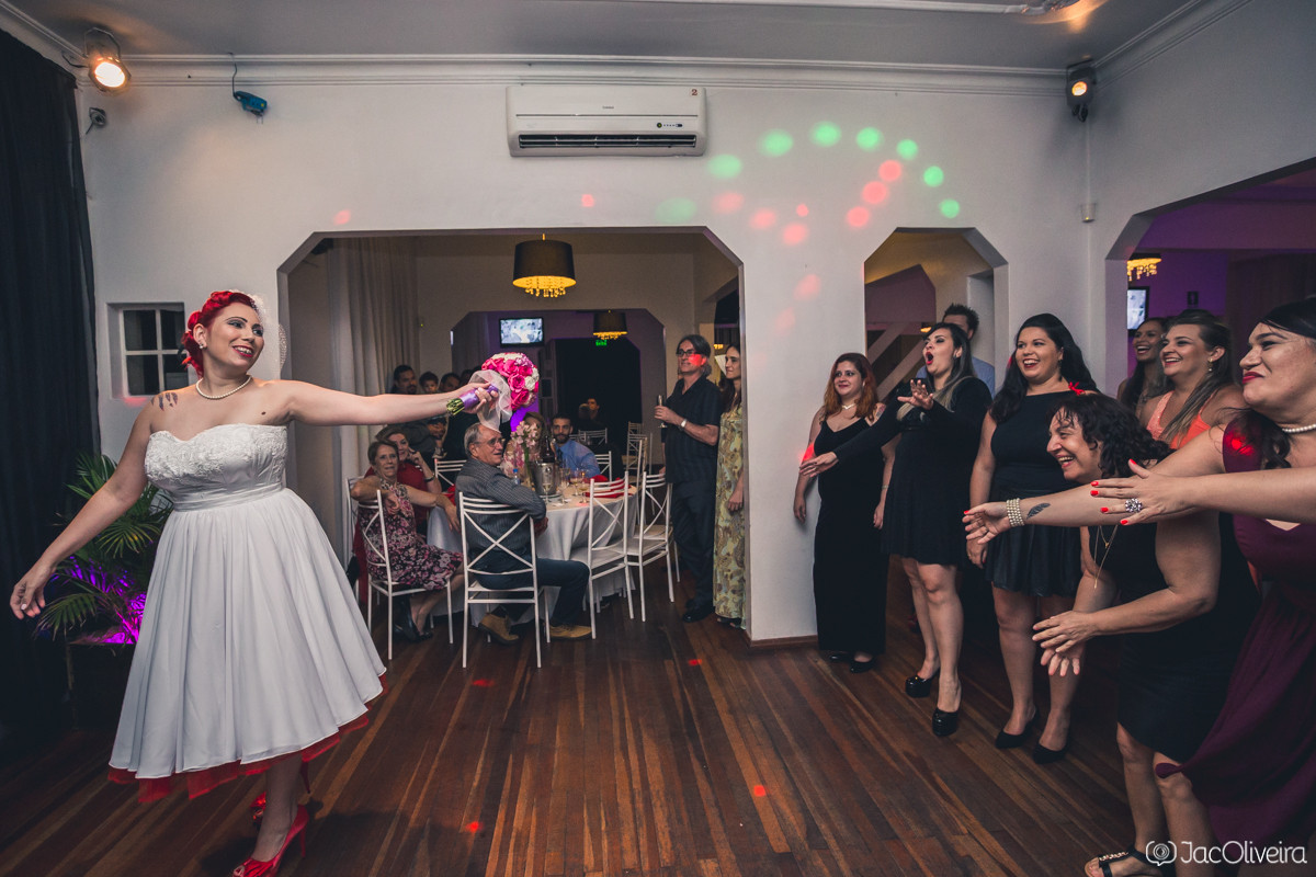 fotografo casamento porto alegre noiva sapato vermelho joga bouquet