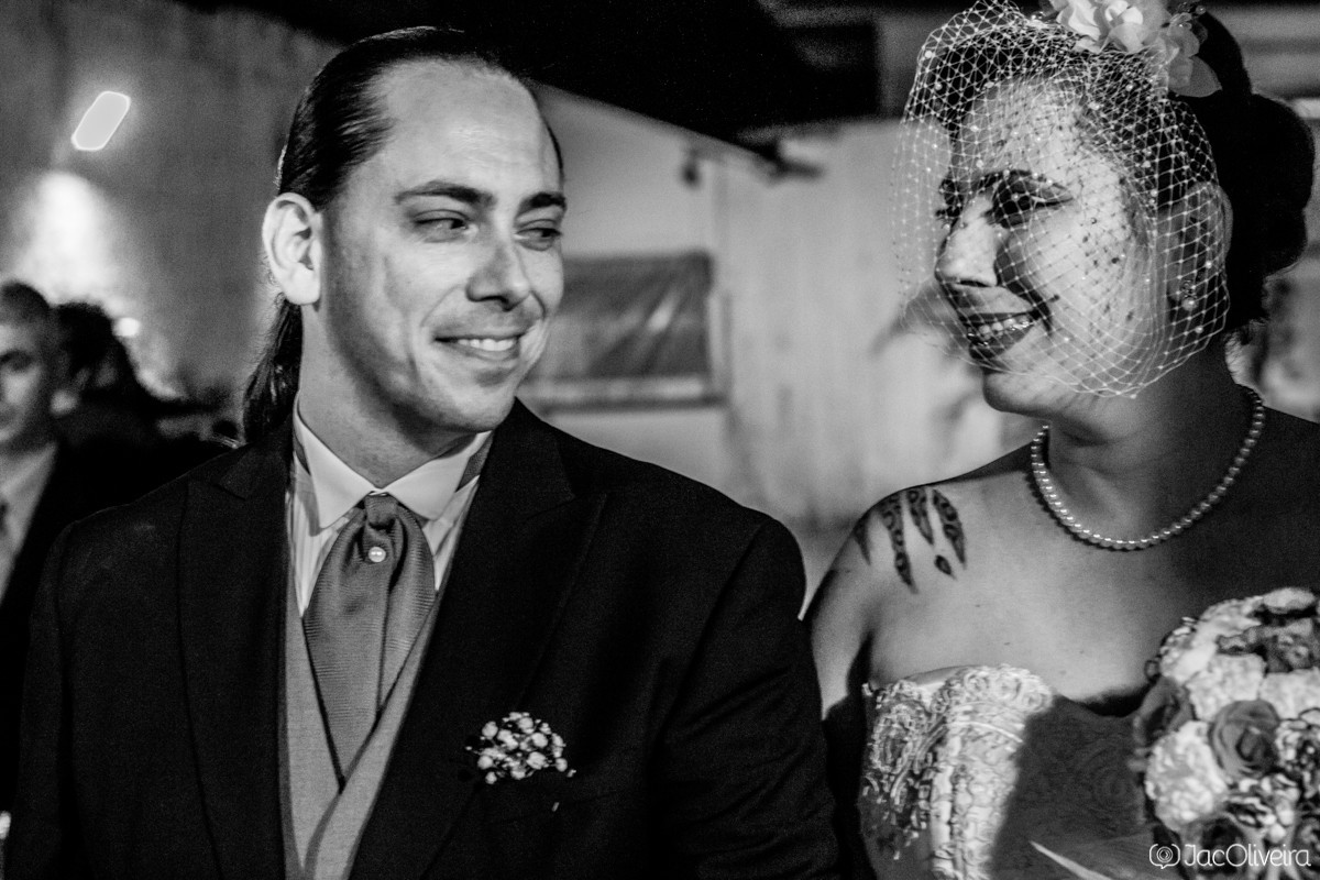 fotografo porto alegre casamento noivos se olhando no altar a noite