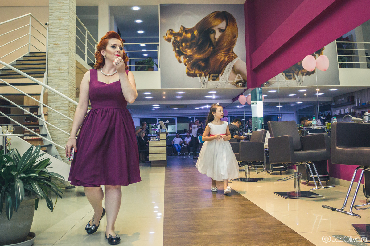 fotografia de casamento making of madrinha de vestido bordô retro