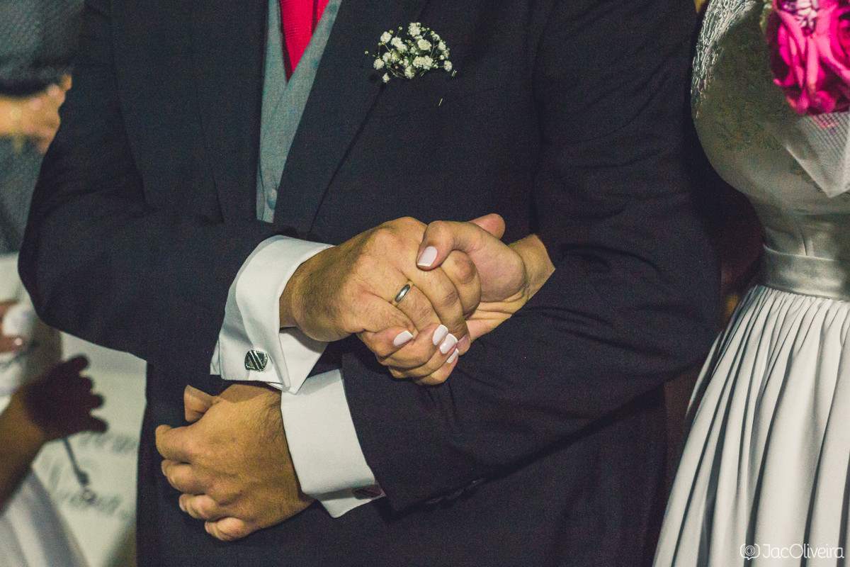 noivos de mãos dadas no altar