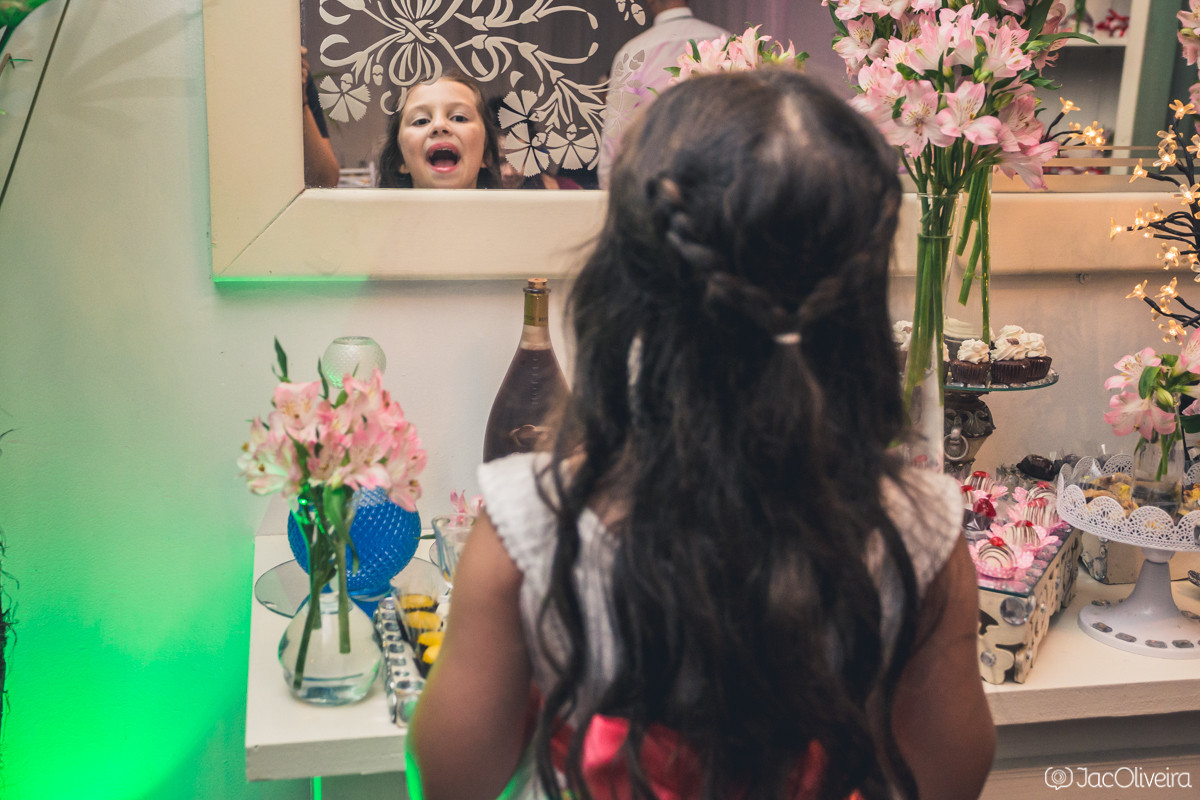 criança retocando maquiagem