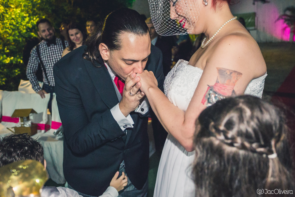 noivo beija mão da michele