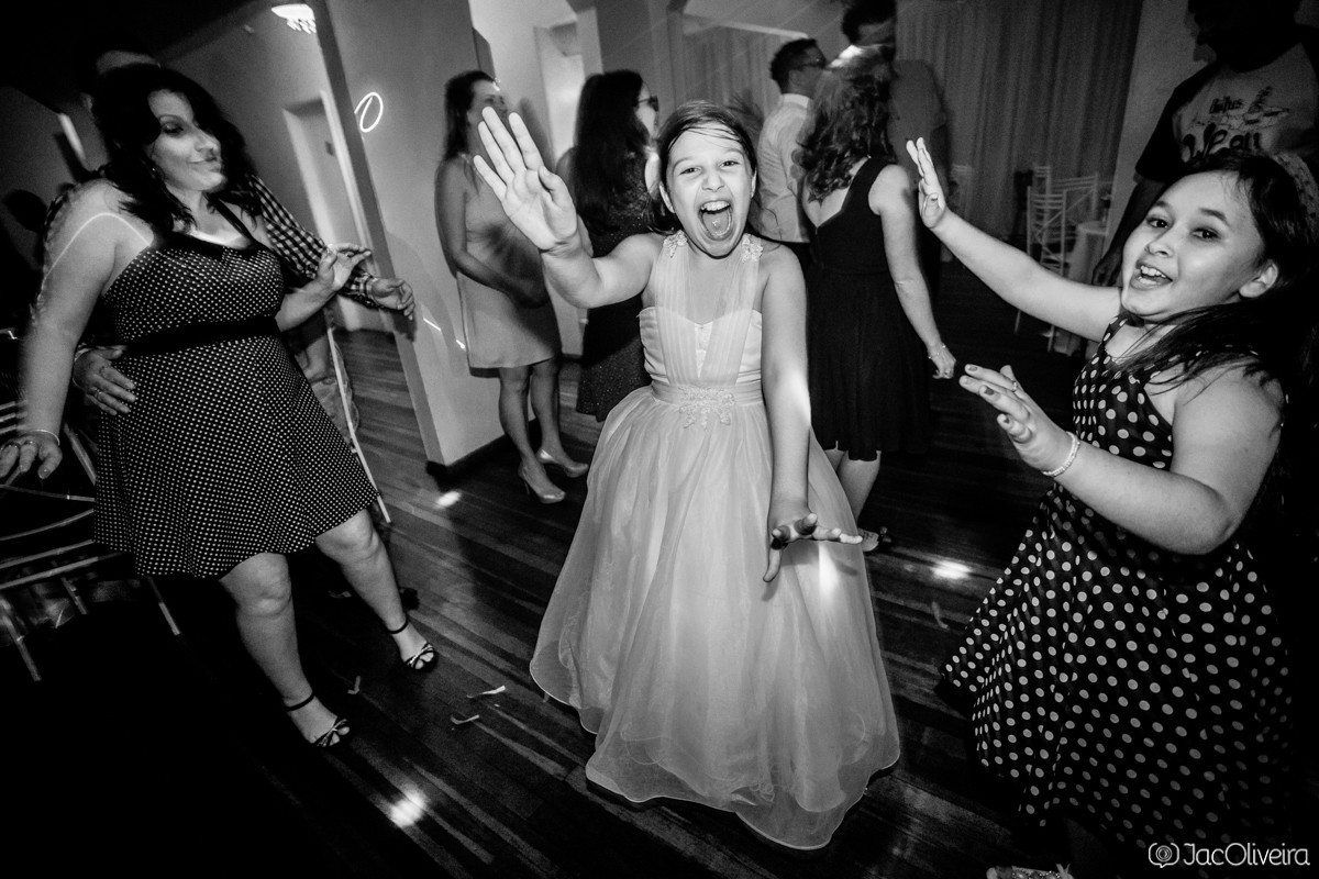 fotografo casamento porto alegre crianças dançando e gritando na pista