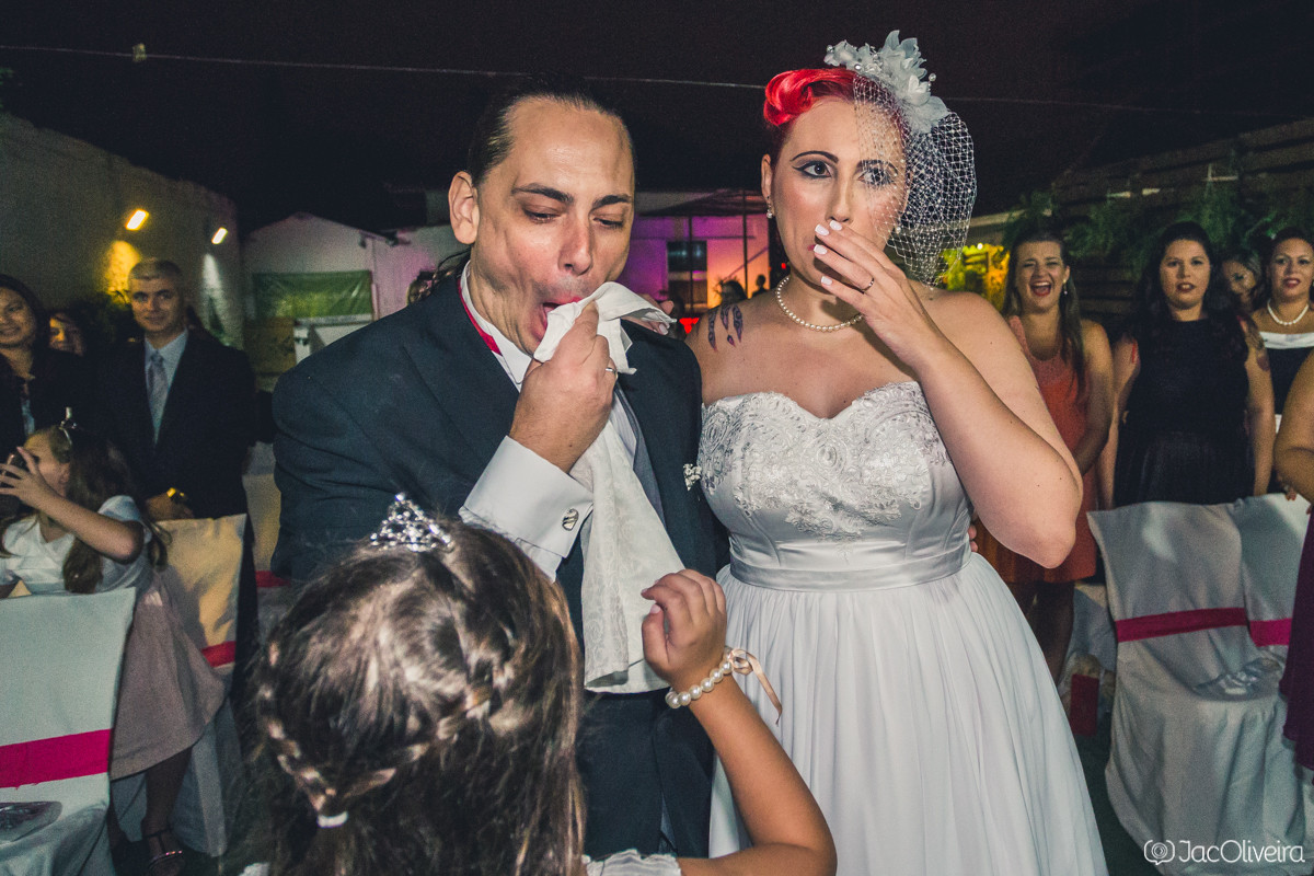 noivo limpando batom