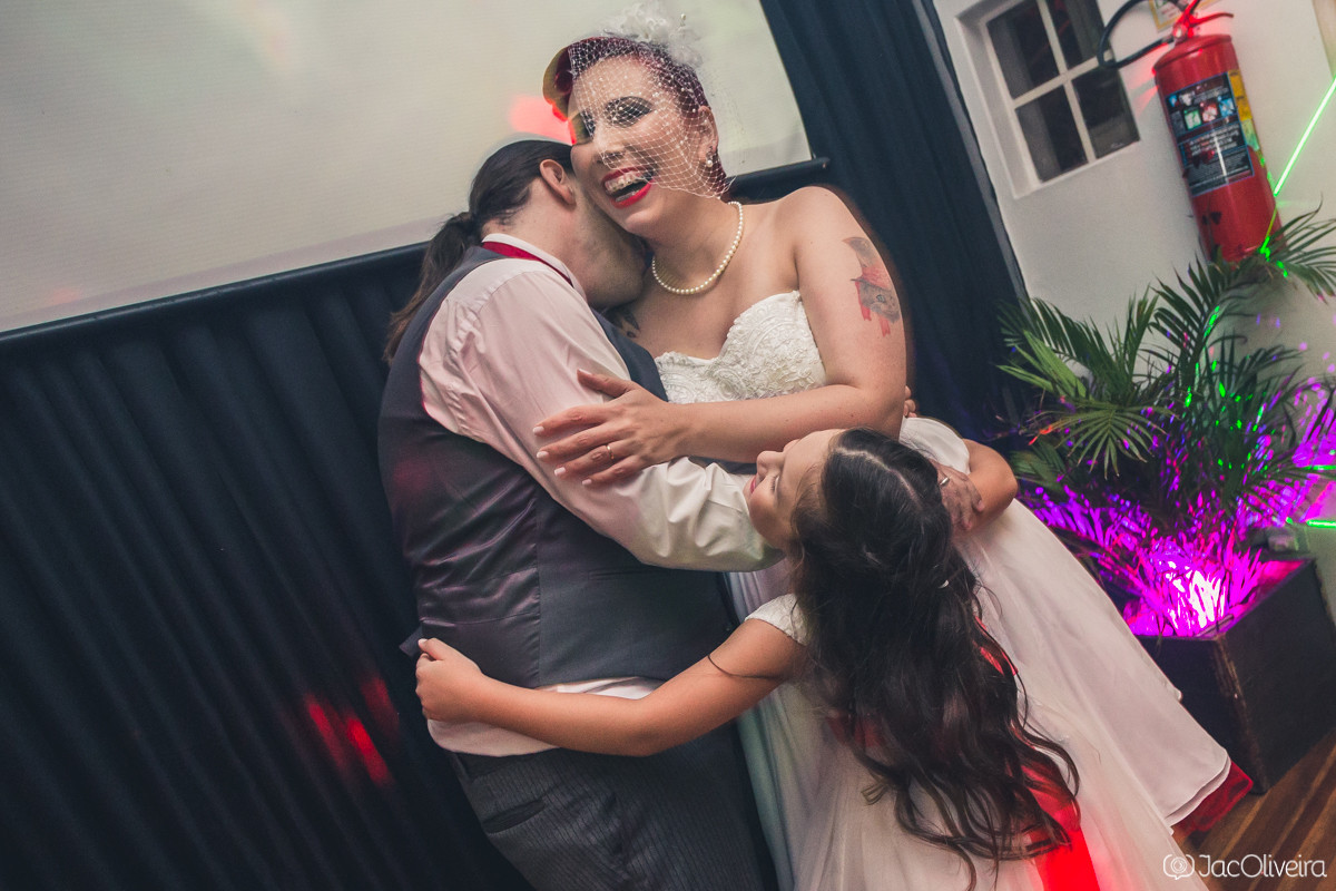 abraço coletivo dos noivos