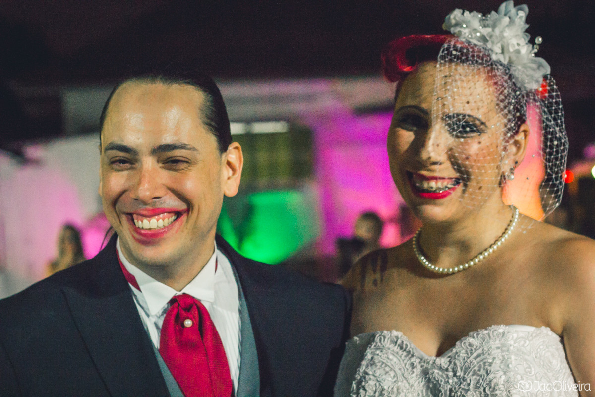 noivo com a boca borrada de batom