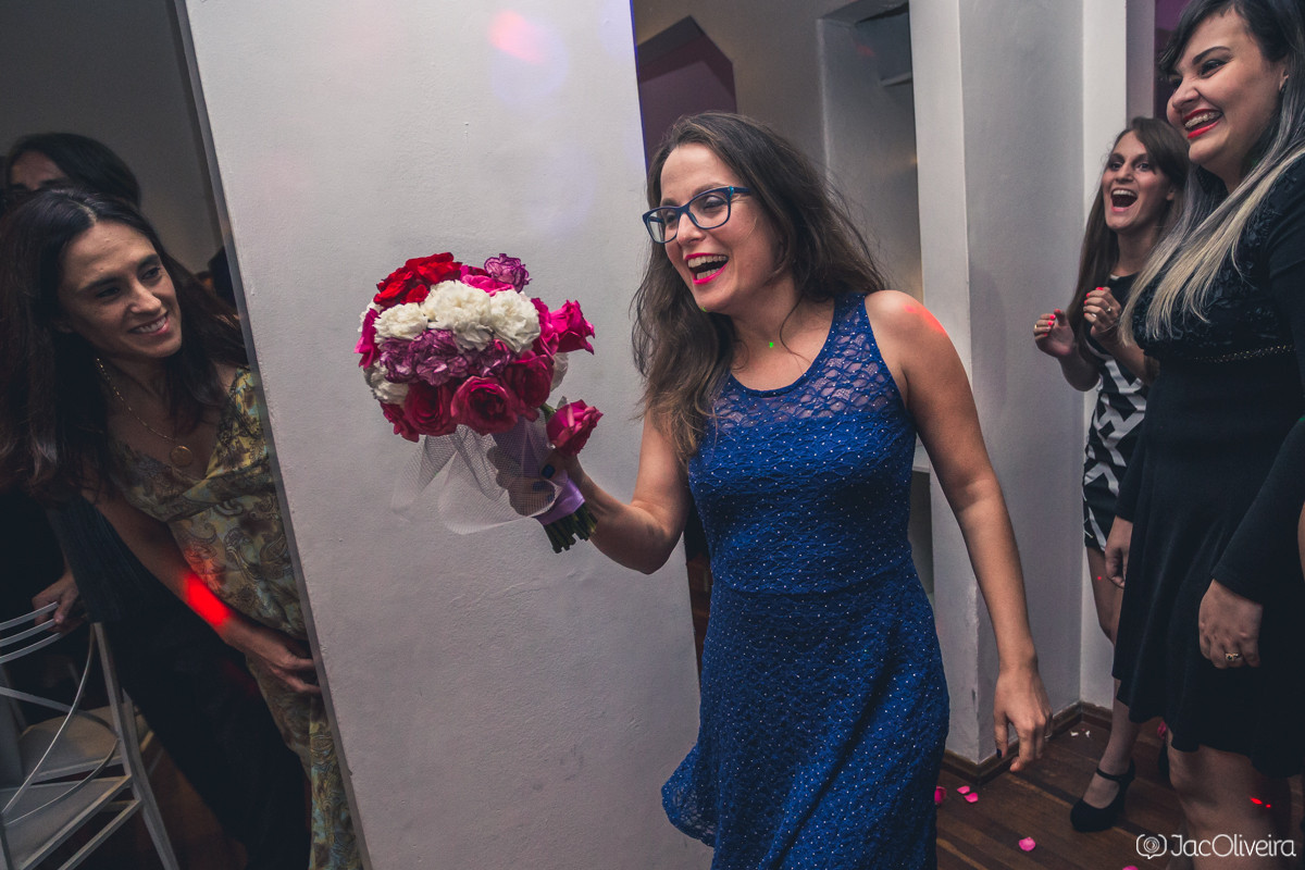 mulher de vestido azul pega bouquet
