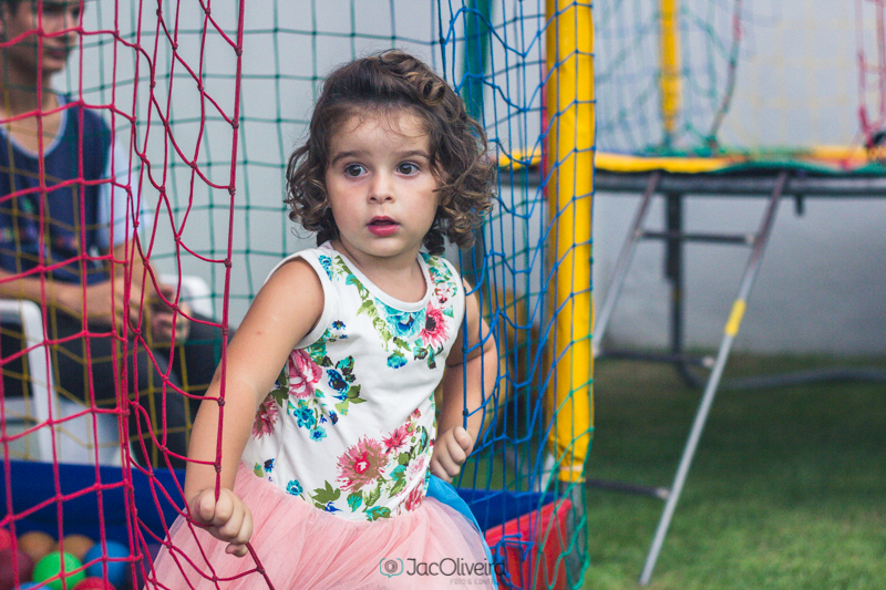 fotografia de aniversário com menina na rede