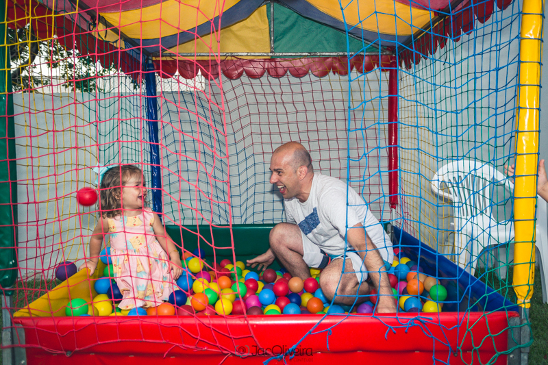 pai e filha brincando na piscina de bolinhas