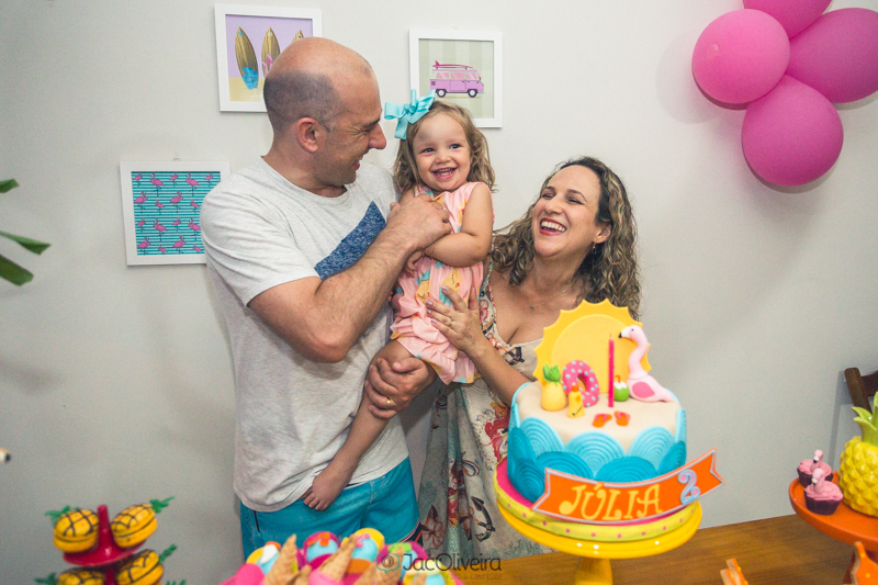 pai e mãe fazendo cocégas na filha