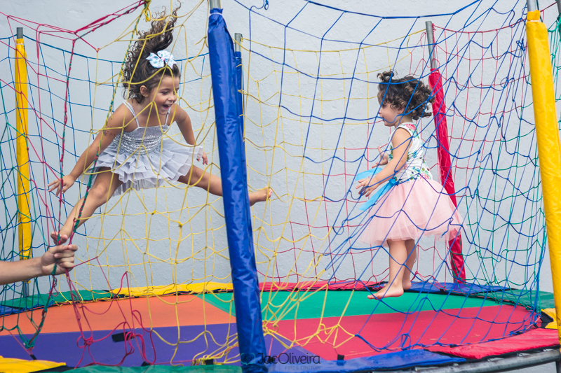 foto das meninas pulando