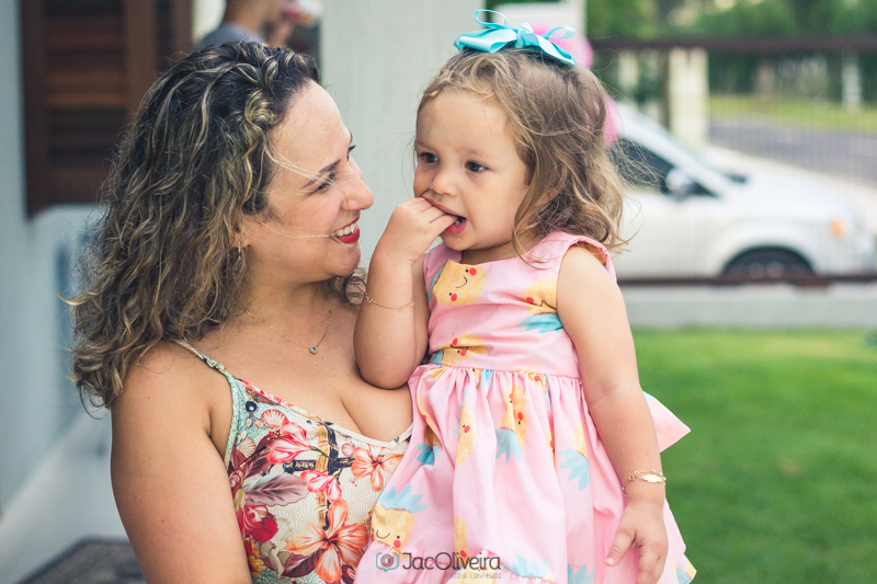 mãe e filha em fotografia externa