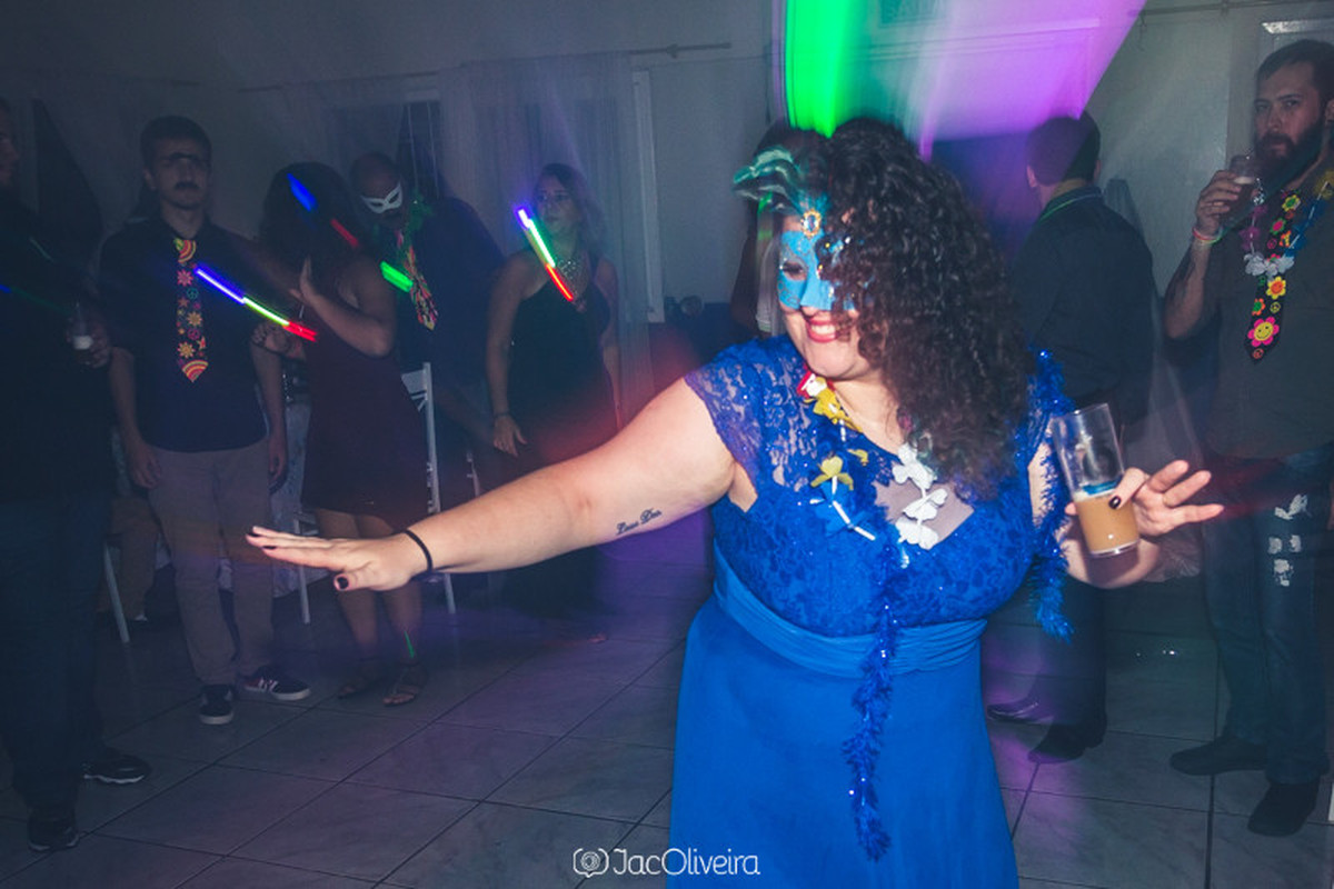 formanda de azul dançando