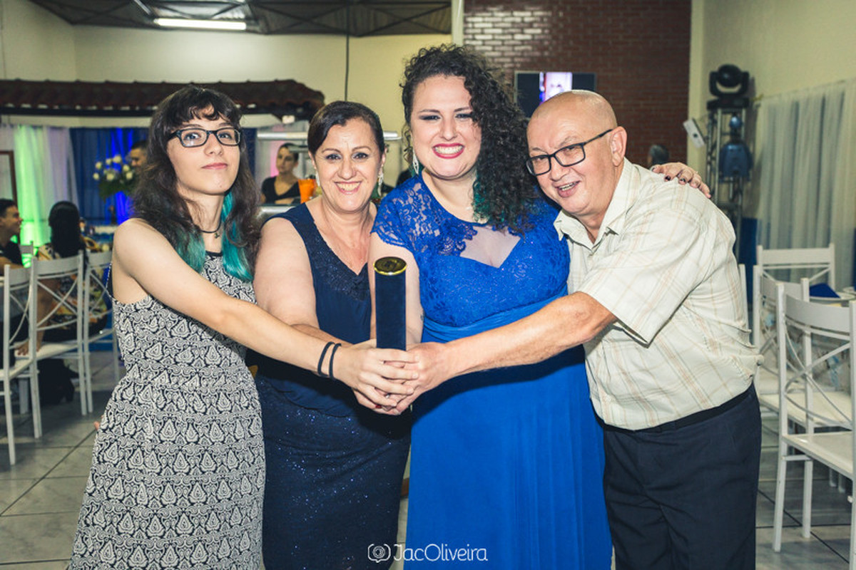 familia e bruna com diploma