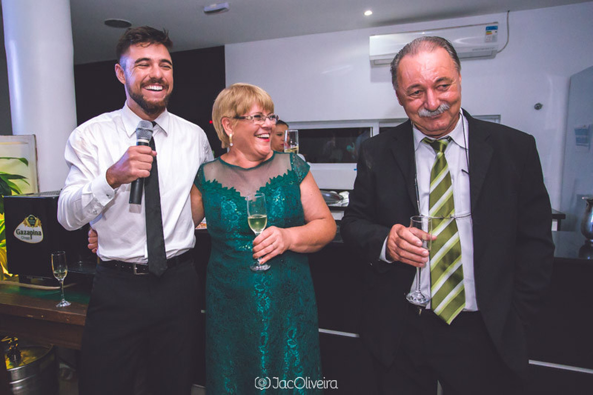 Guilherme Martini com a mãe de vestido verde e o pai