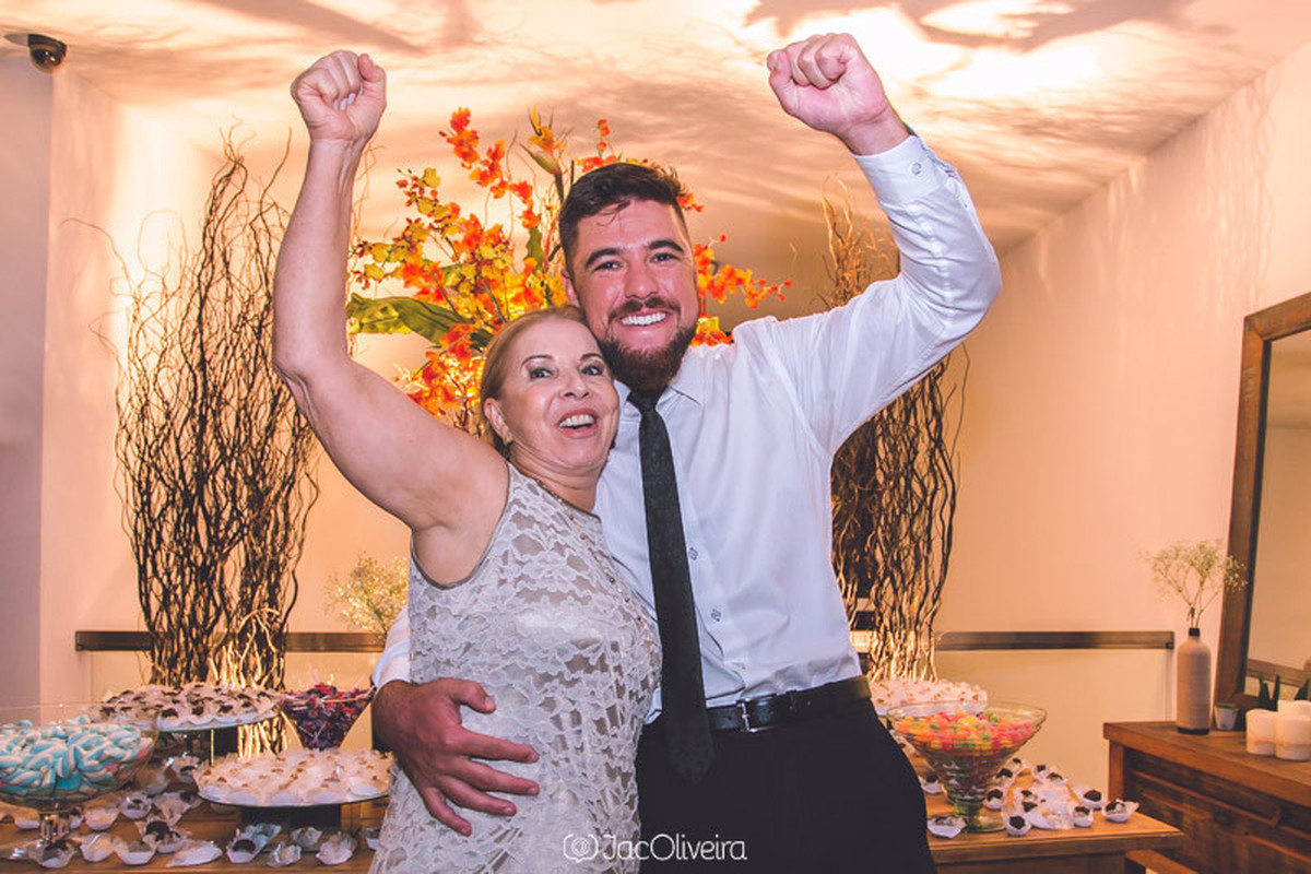 Guilherme Martini com amiga na formatura