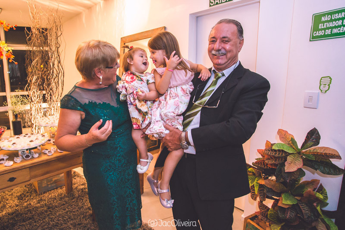 avós com netas no colo