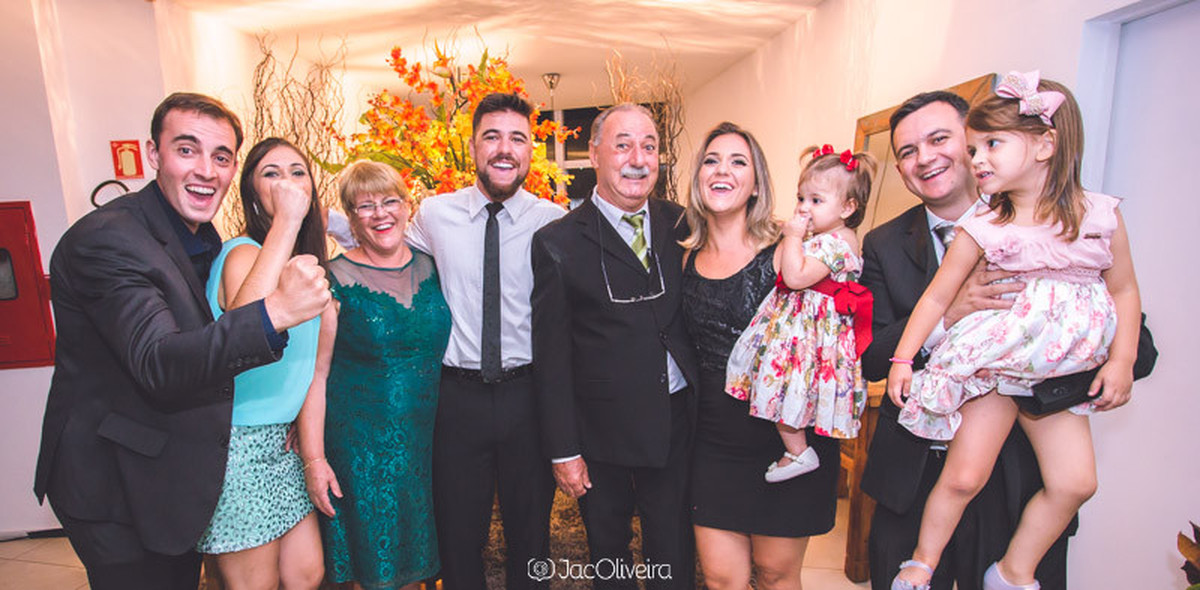 Guilherme Martini com familia toda na formatura