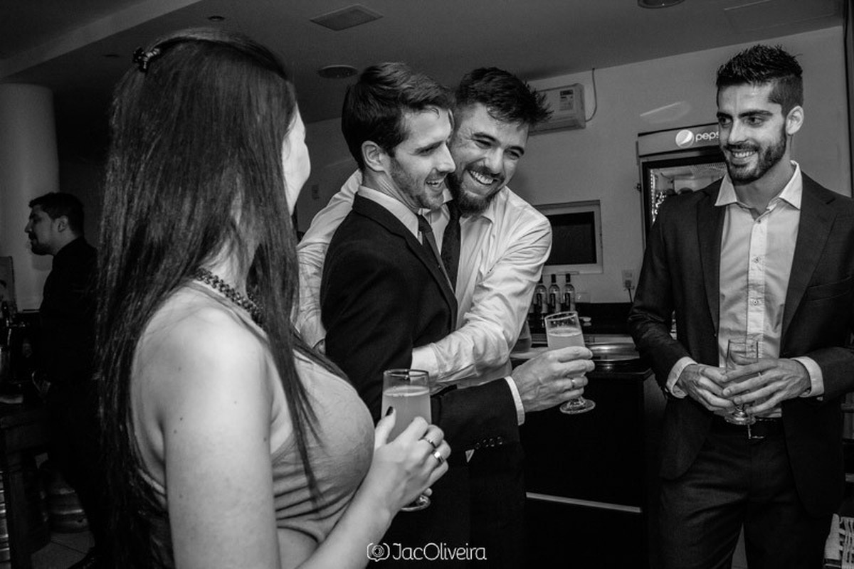 Guilherme Martini encontra amigos e ri