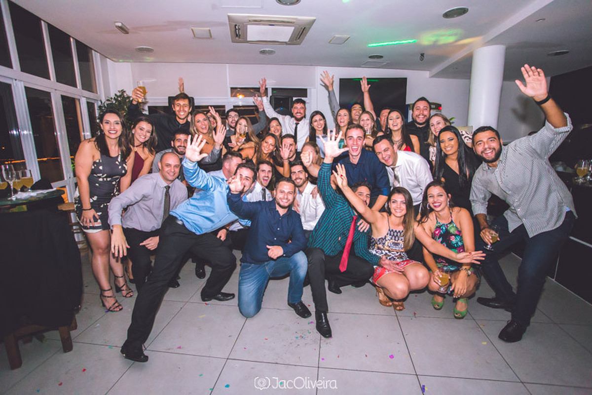 Guilherme Martini junto com todos os amigos na formatura