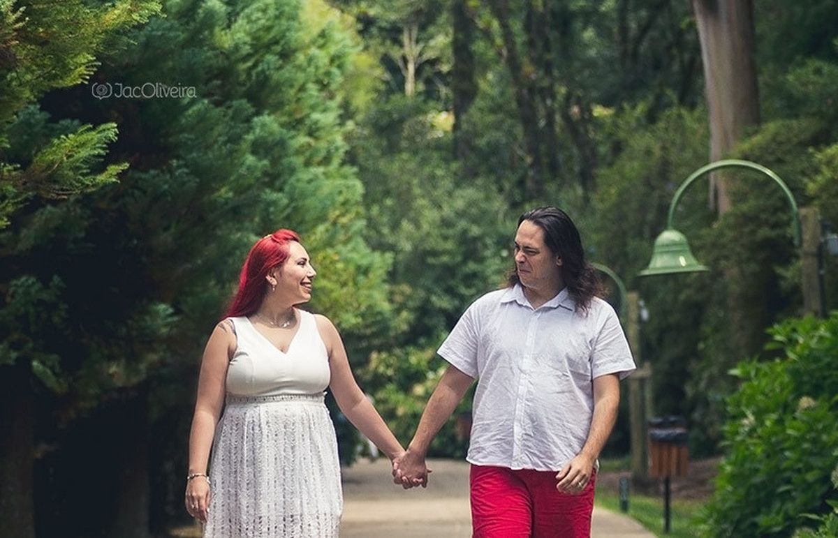 Michele e Gustavo caminhando juntos pelo passeio