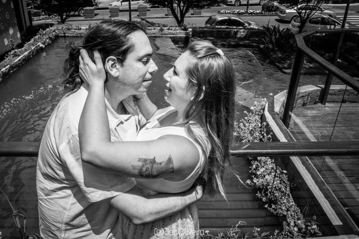 Michele e Gustavo se olhando centro de gramado