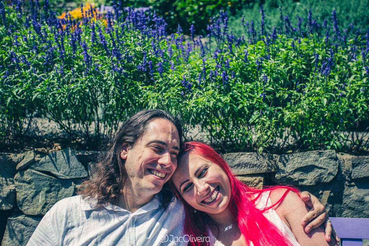 Michele e Gustavo sorrindo abraçados