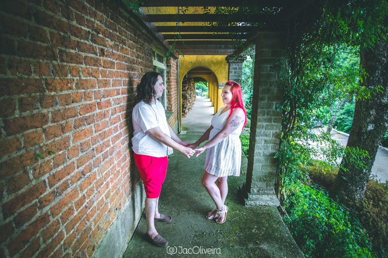 Michele e Gustavo no tunel de tijolos mãos dadas