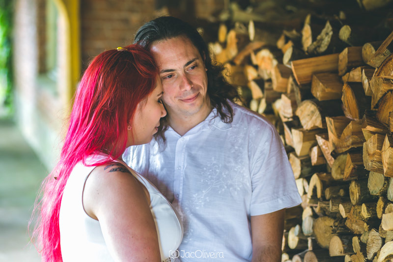 Michele e Gustavo em frente a lenha