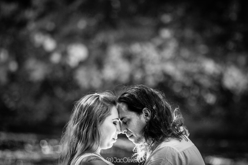 Michele e Gustavo testas encostadas na cachoeira