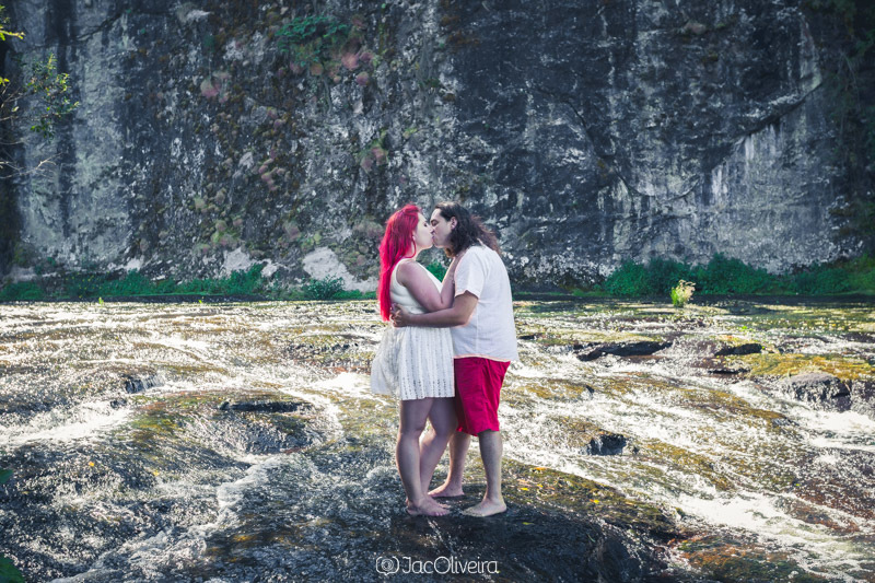 Michele e Gustavo na cachoeira