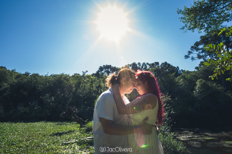 casal na beira da agua céu azul