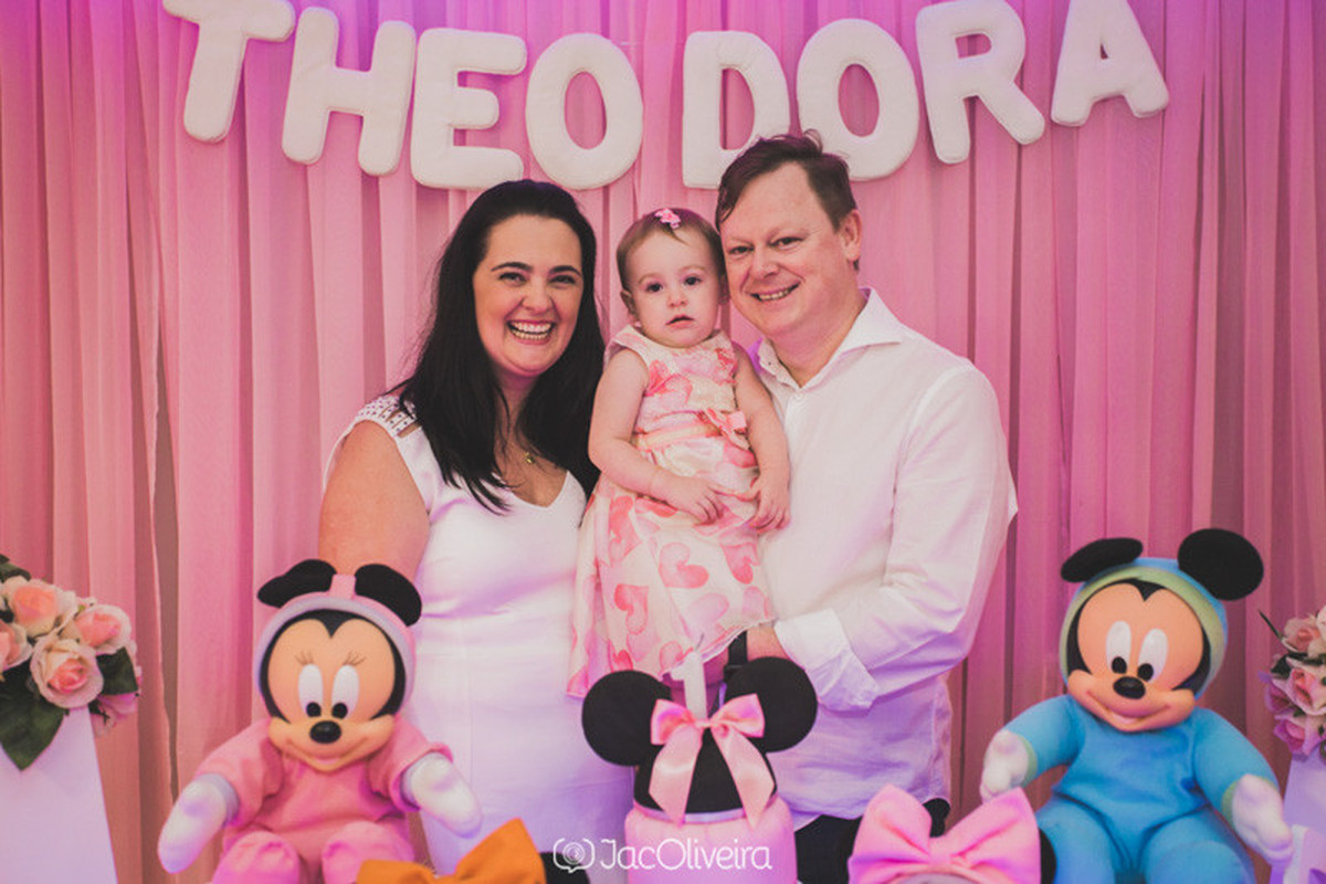 familia posando para fotografia de aniversário infantil