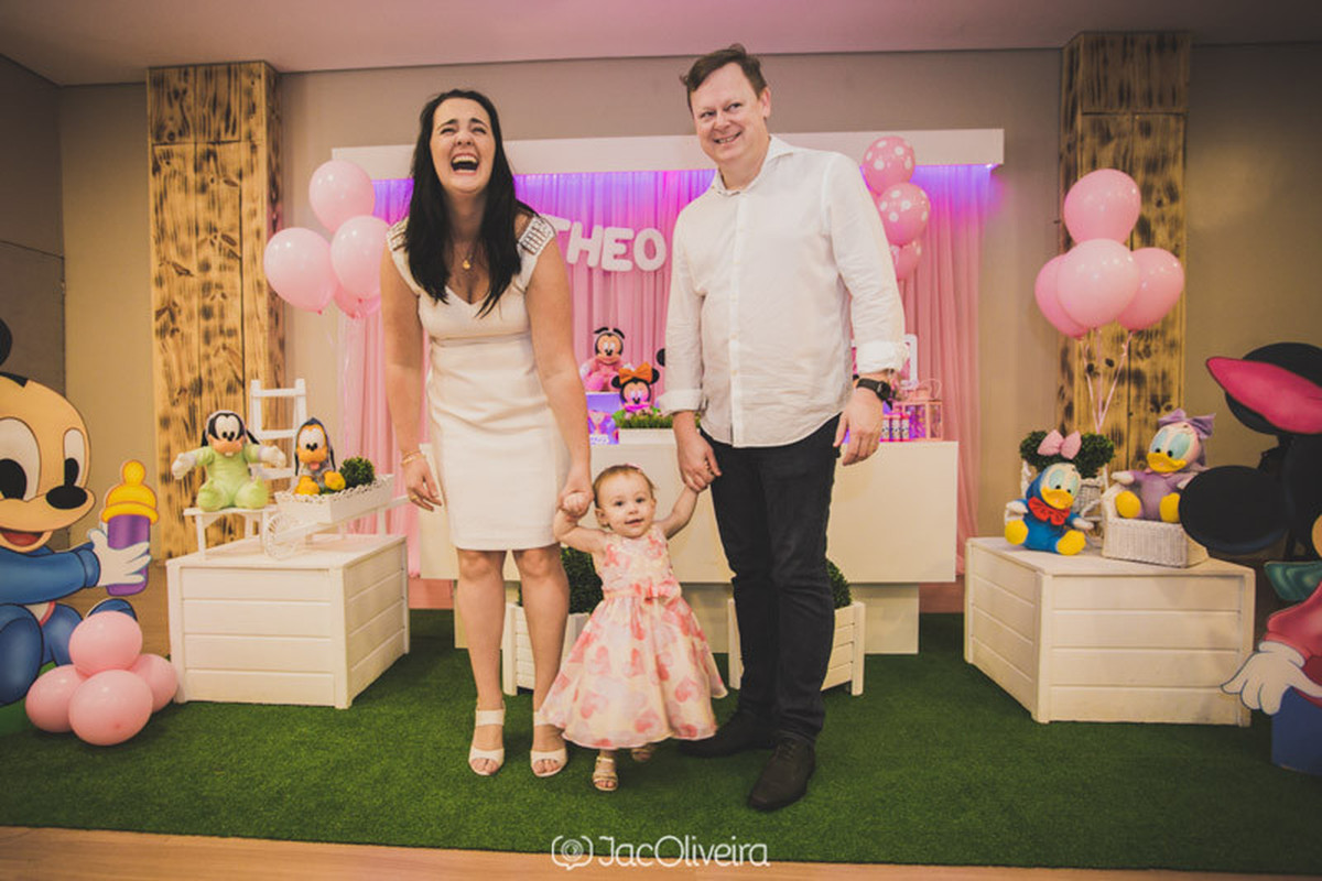 pais e filha na frente da mesa do bolo fotografia de aniversário infantil