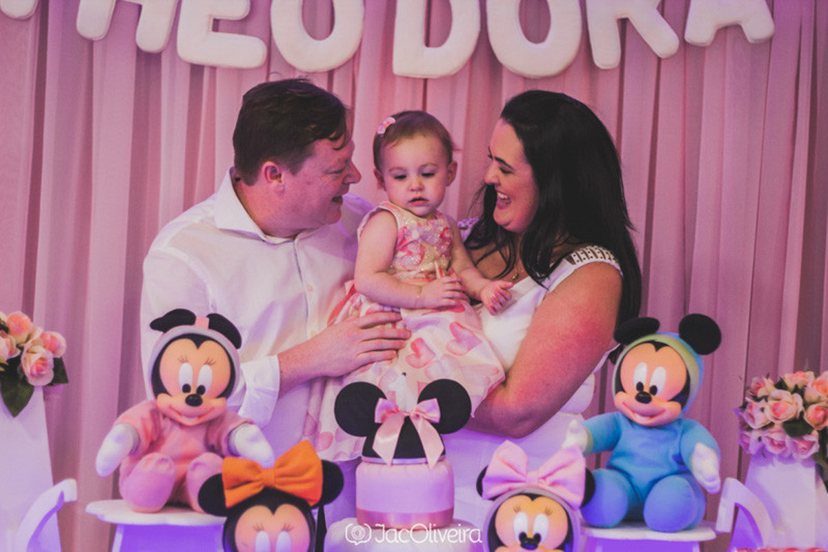 pais e filha na mesa do bolo fotografia de aniversário infantil