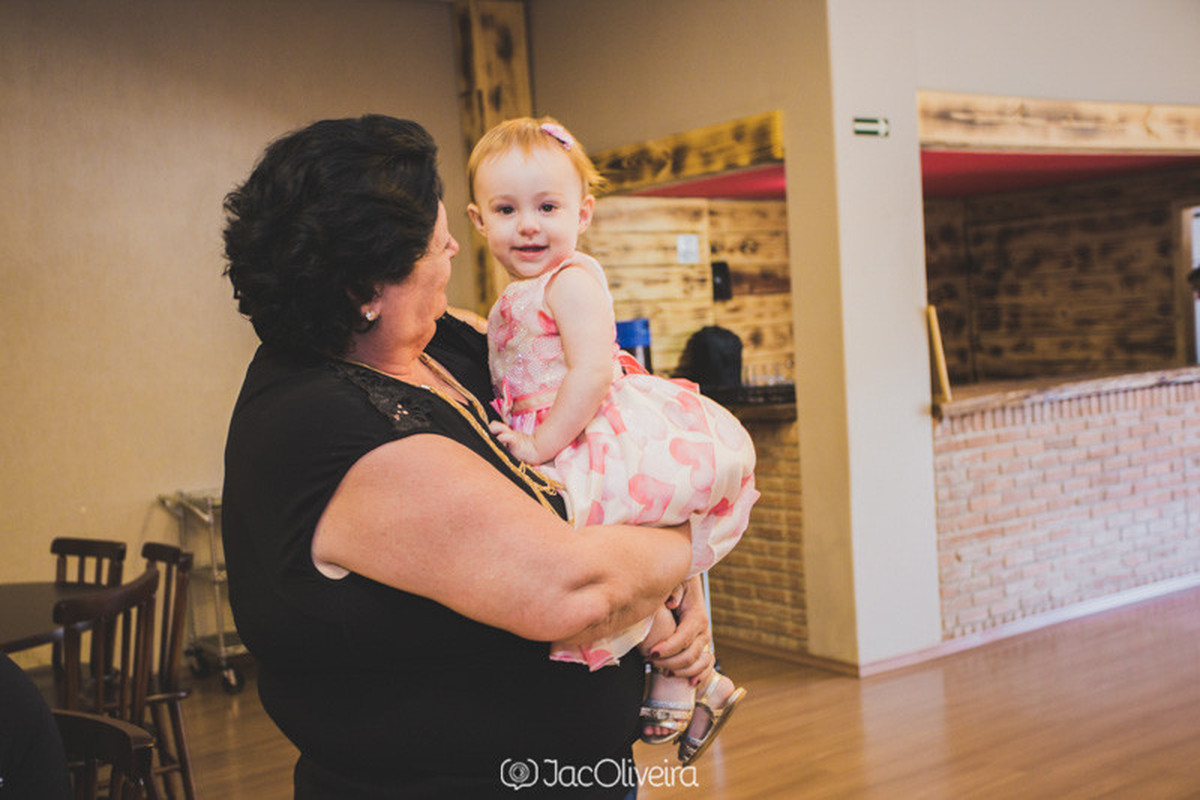 avó com a neta na confete - fotografia de aniversário infantil