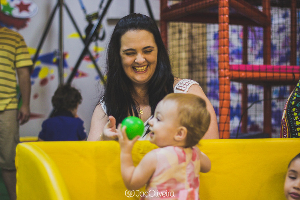 foto da mãe e theodora brincando