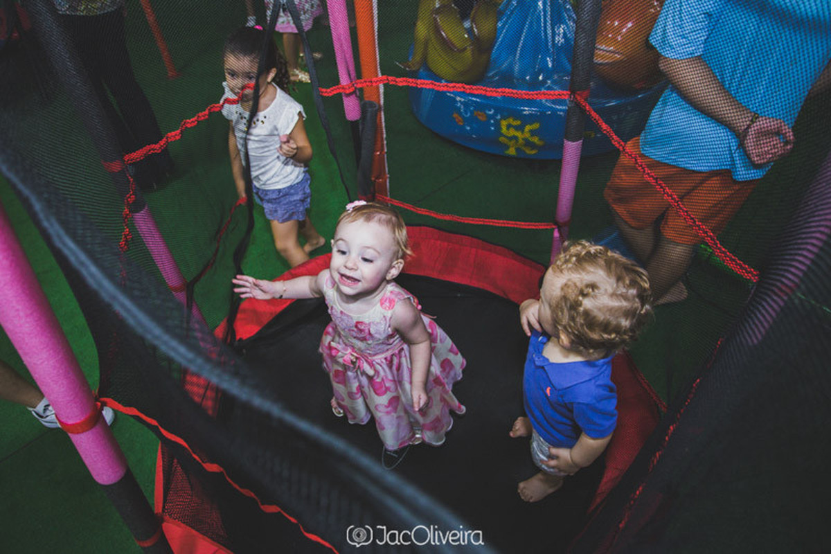 crianças pulando na cama elástica - fotografia de aniversário infantil