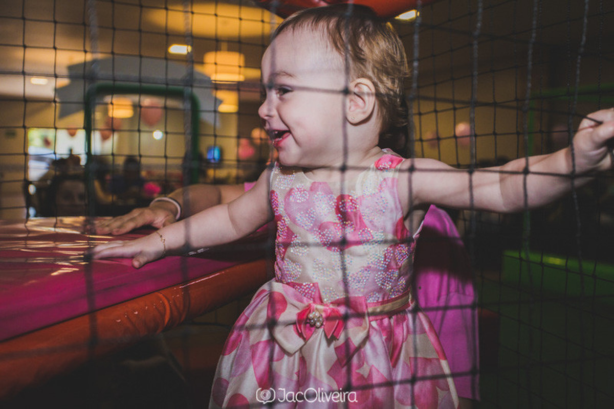 menina no brinquedo - fotografia de aniversário infantil
