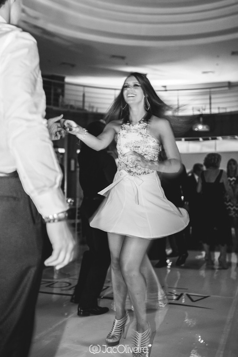 amiga da formanda rodando a saia