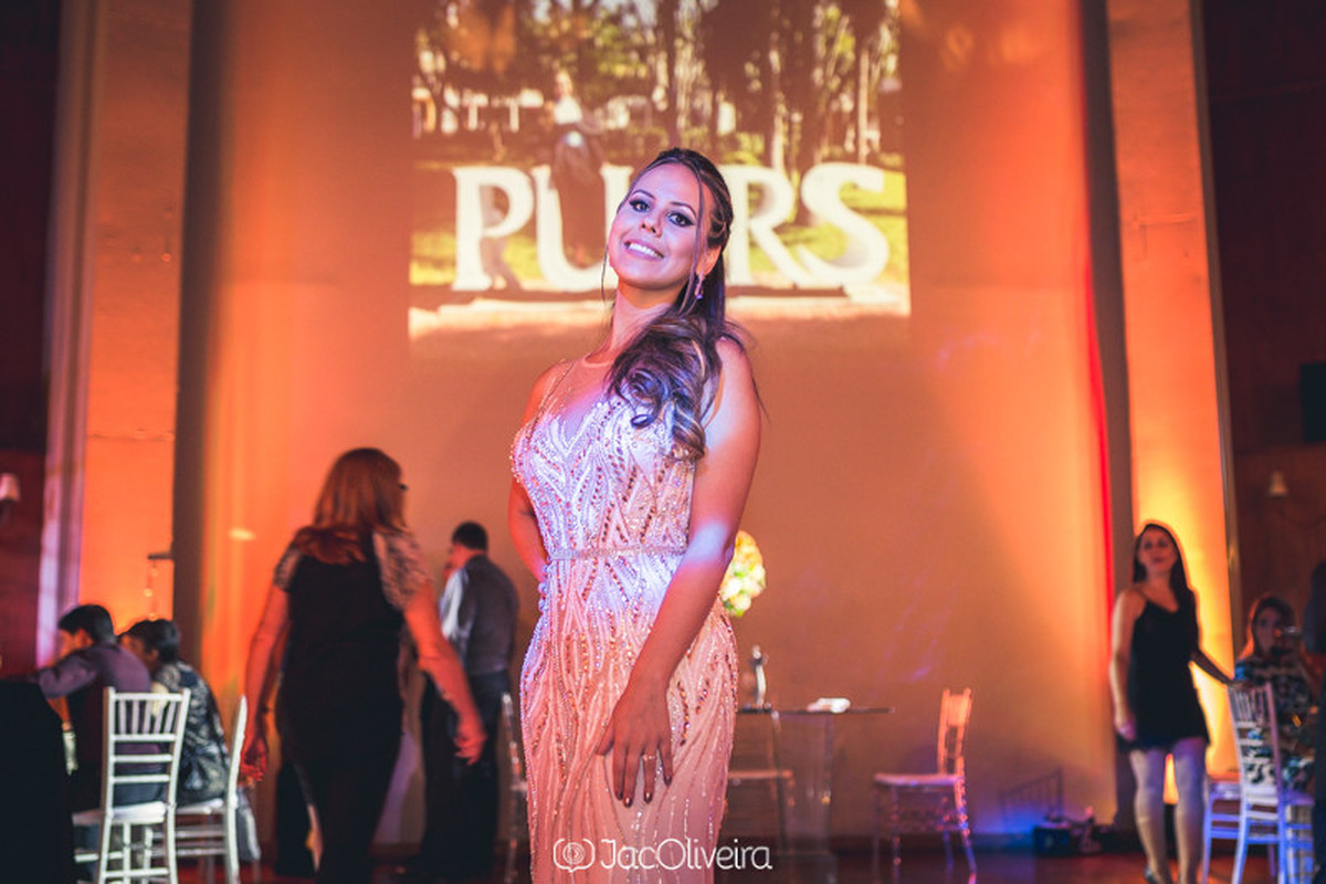 formanda puc com telão atrás