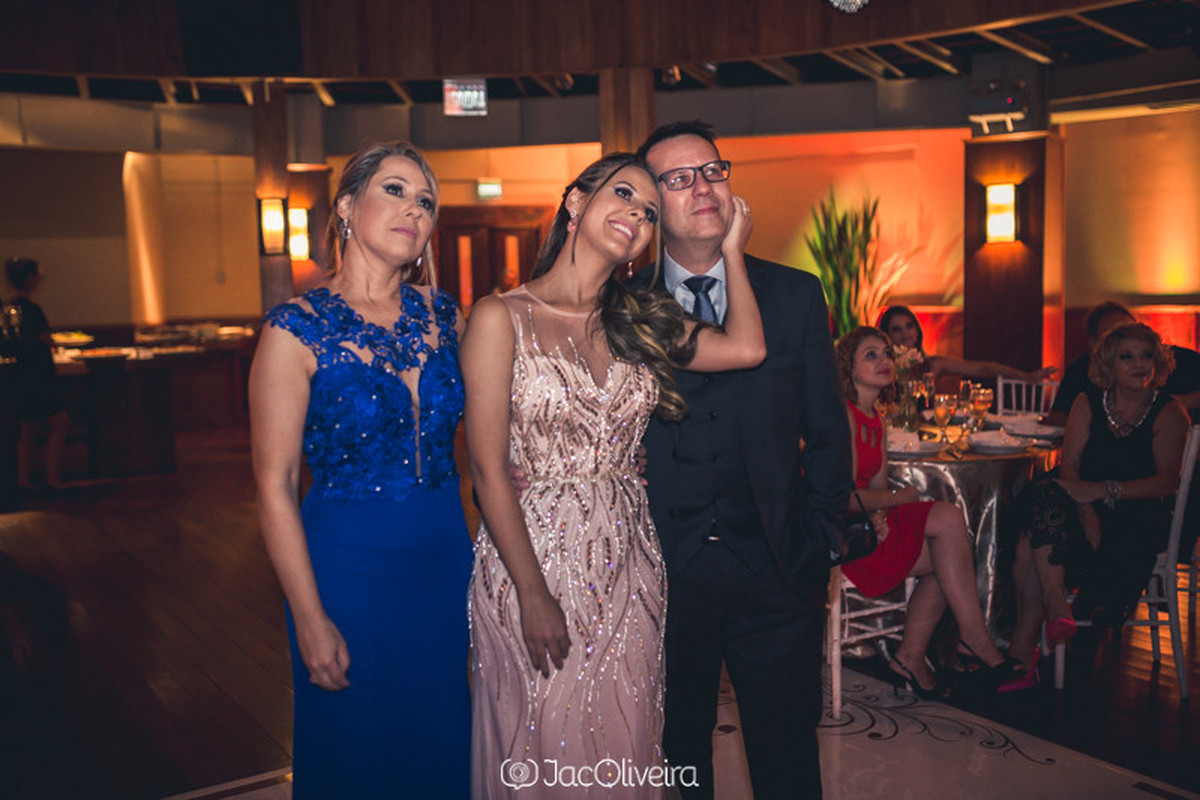 formanda faz carinho no pai