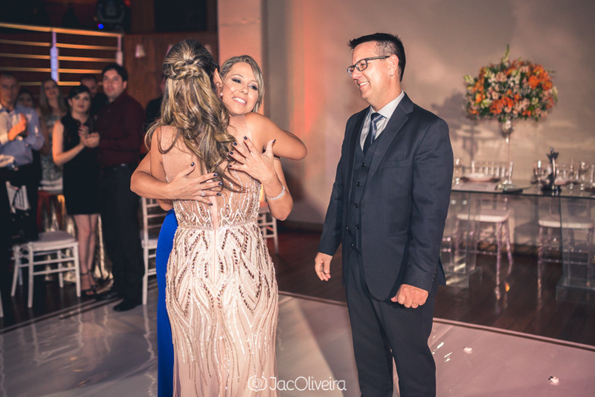 abraço da mãe na letícia