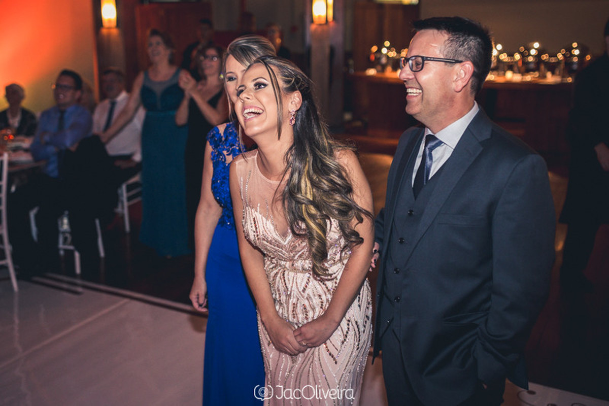 letícia dá gargalhada com video