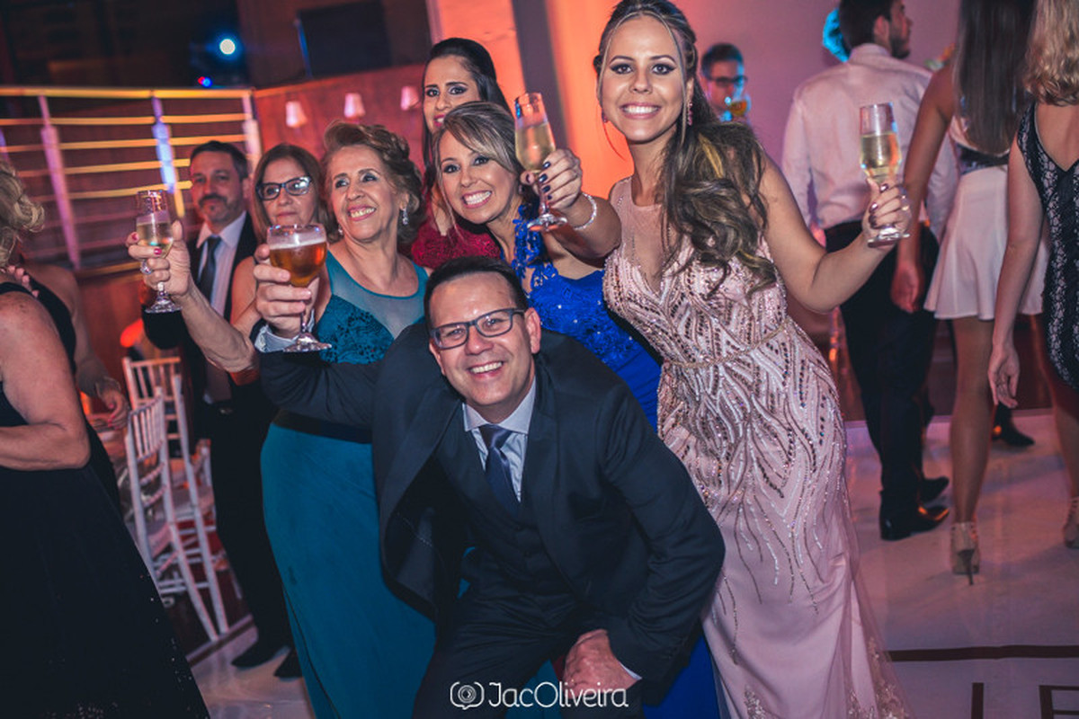 familia feliz na festa de formatura leticia