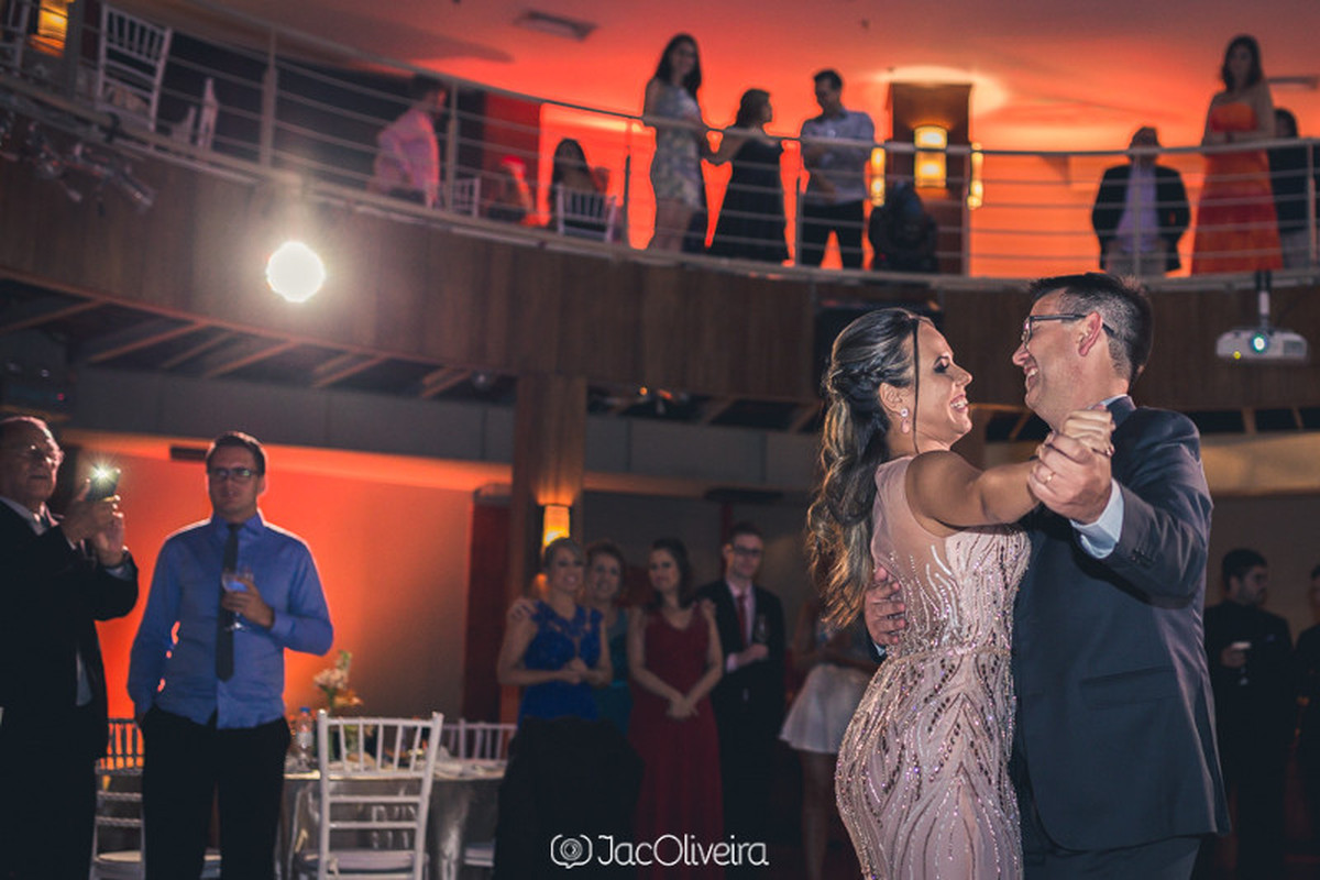 pai e filha dançando valsa na formatura