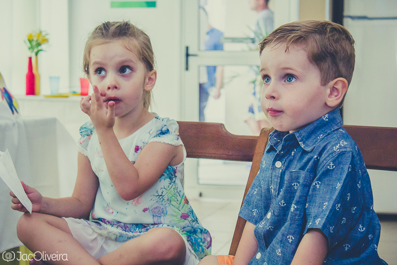 foto de criança vendo tv