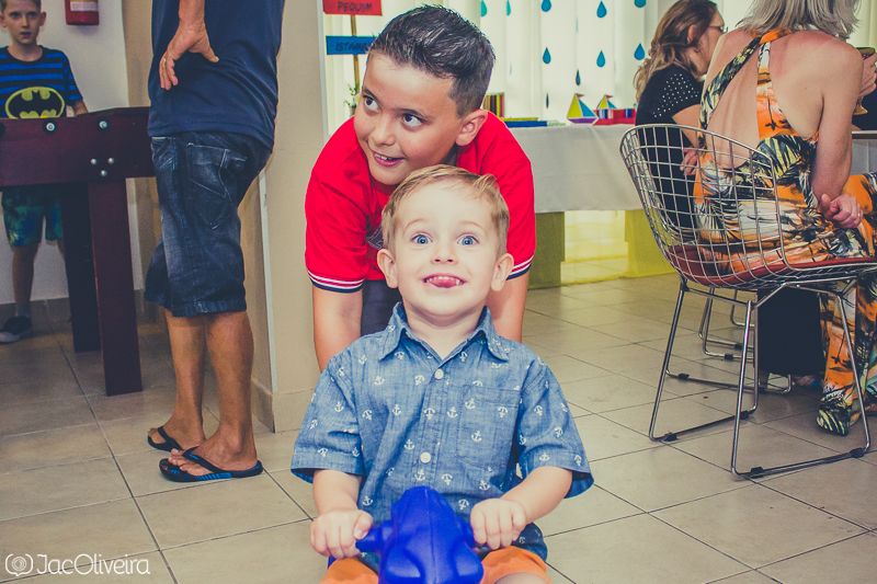 meninos correndo pelo salão